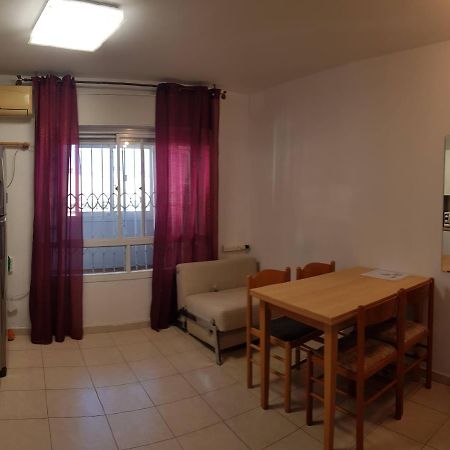 Apartamento Cozy Flat With Parking Well-Placed Near Tlv Airport Lod Exterior foto