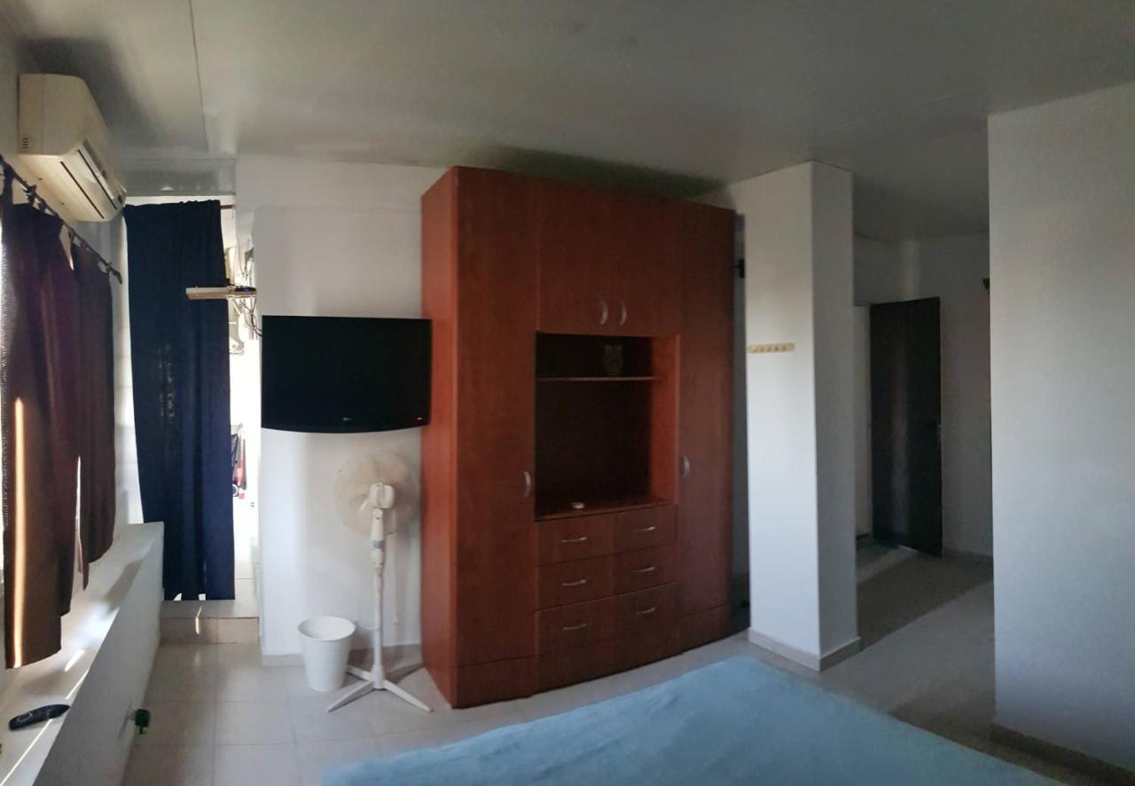 Apartamento Cozy Flat With Parking Well-Placed Near Tlv Airport Lod Exterior foto