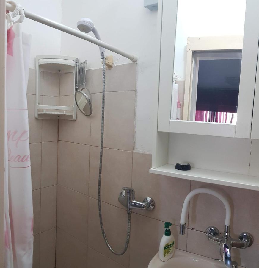 Apartamento Cozy Flat With Parking Well-Placed Near Tlv Airport Lod Exterior foto