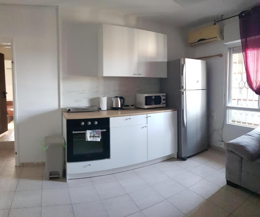 Apartamento Cozy Flat With Parking Well-Placed Near Tlv Airport Lod Exterior foto