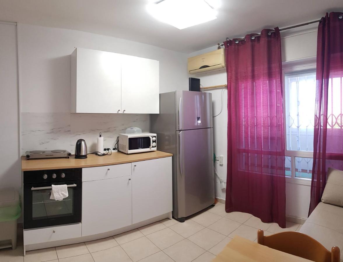 Apartamento Cozy Flat With Parking Well-Placed Near Tlv Airport Lod Exterior foto